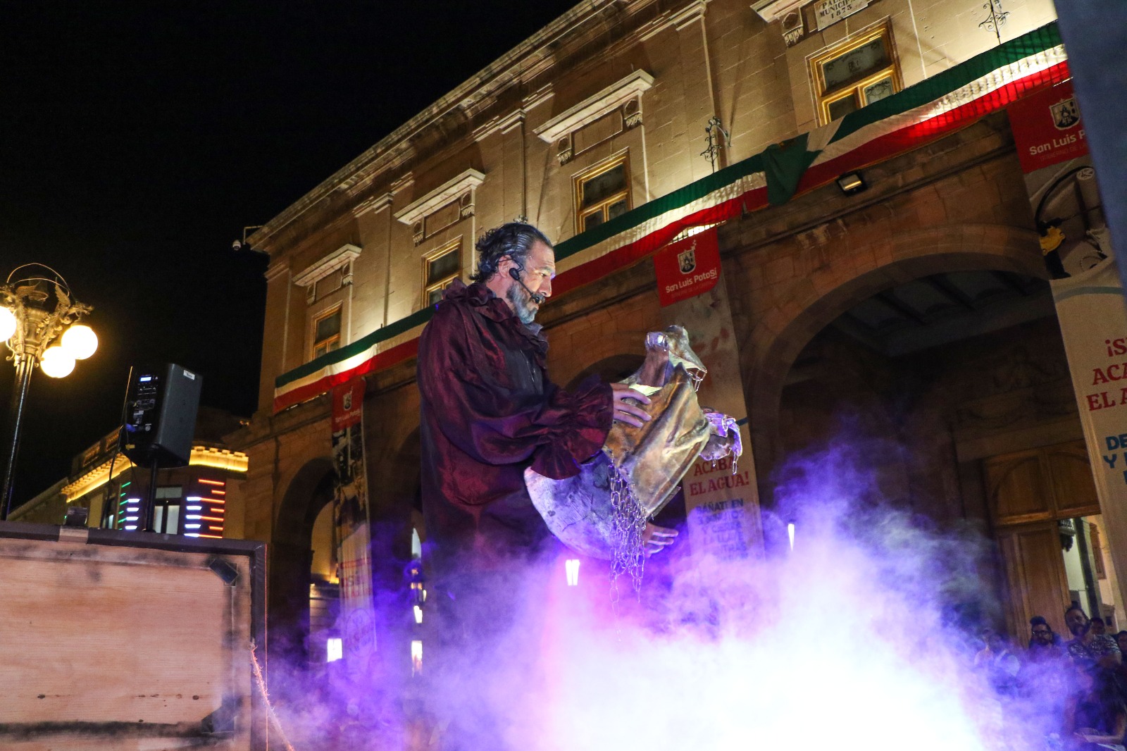 Mi vida y Don Quijote”, el monólogo que atrapó la atención de cientos de asistentes en Plaza de Armas